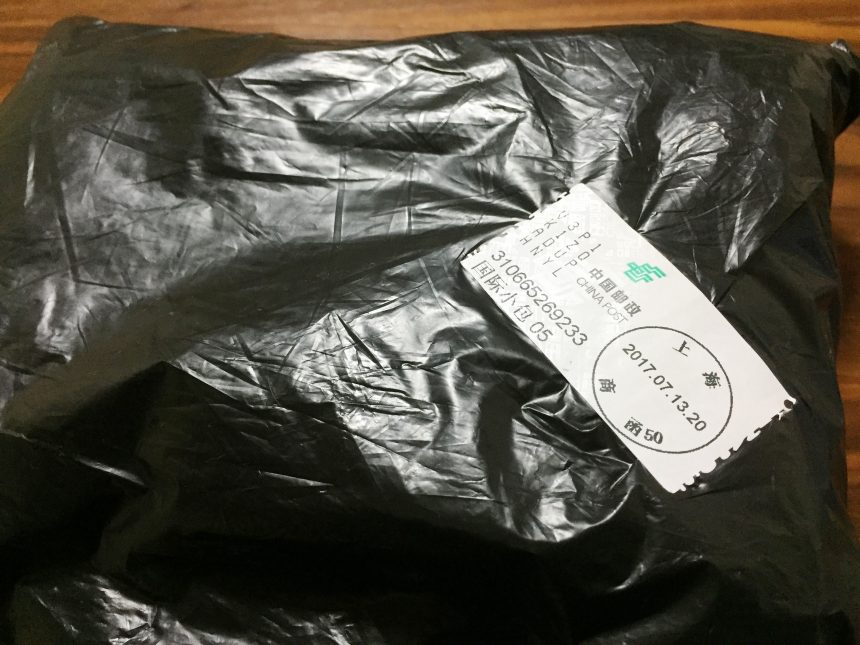 黒いビニール袋に入れられた中国からの荷物