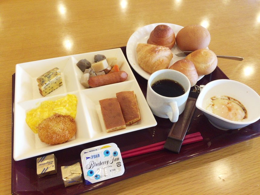 休暇村志賀島の朝食を大盛りで盛り付けたの図