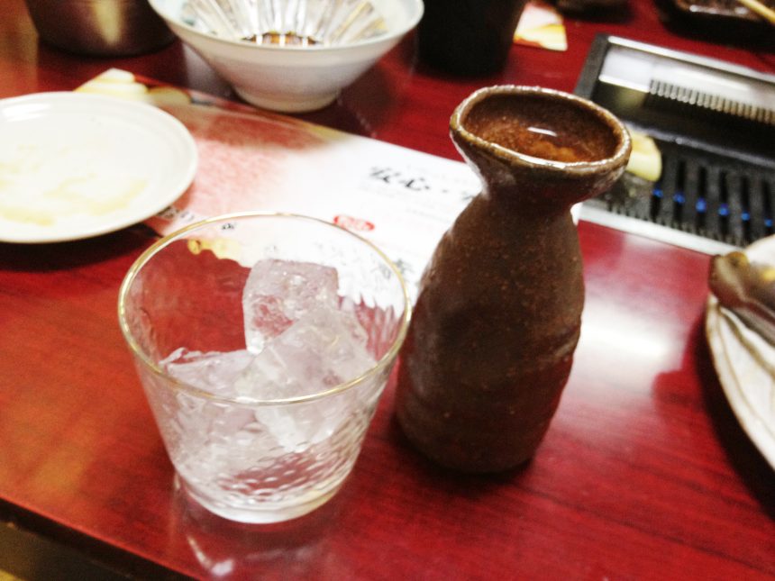 氷が入ったグラスと焼酎が入った徳利