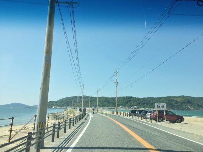 志賀島へ続く海の間の道