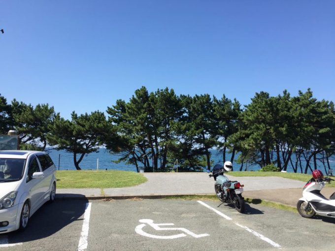 休暇村志賀島の駐車場に止まるバイク