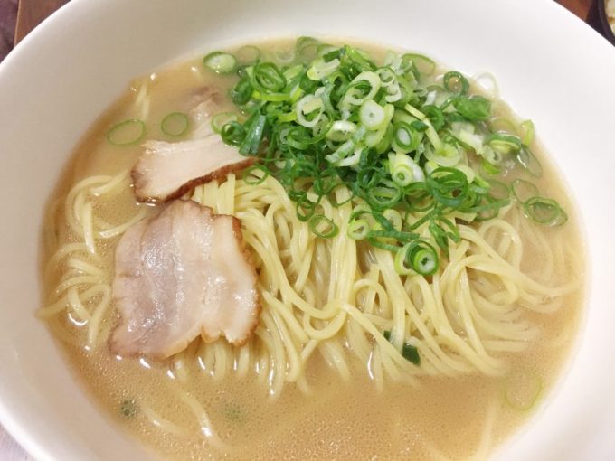 完成したラーメンにネギをトッピングした状態