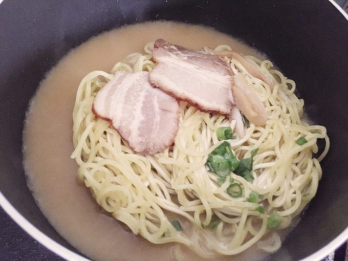 鍋で解凍するラーメン横綱