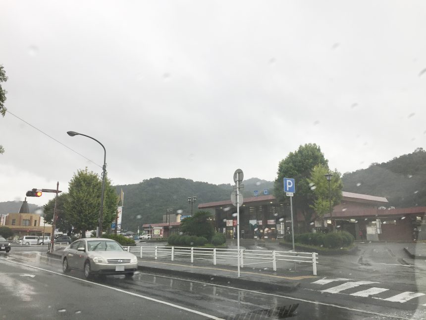 山口駅。あいにくの雨模様