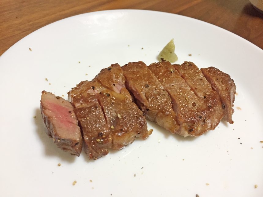 レアに焼き上げた高級ヒレステーキ（ふるさと納税返礼品）