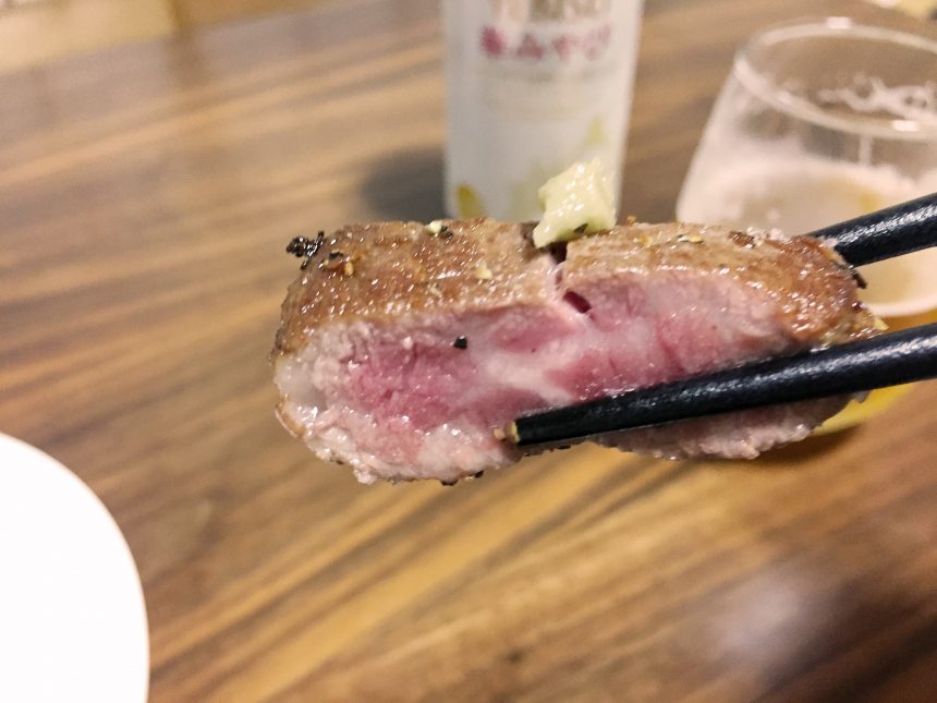 A5ランヒレ肉をはしで持ちあげたの図