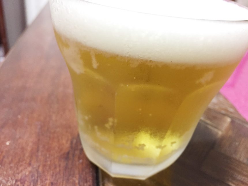 グラスに注いだアサヒビール瞬冷辛口