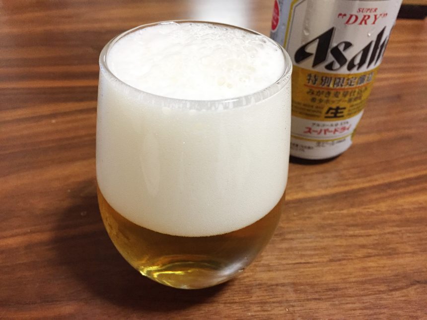 グラスに注いだアサヒビール特別限定醸造（みがき麦芽仕込み）