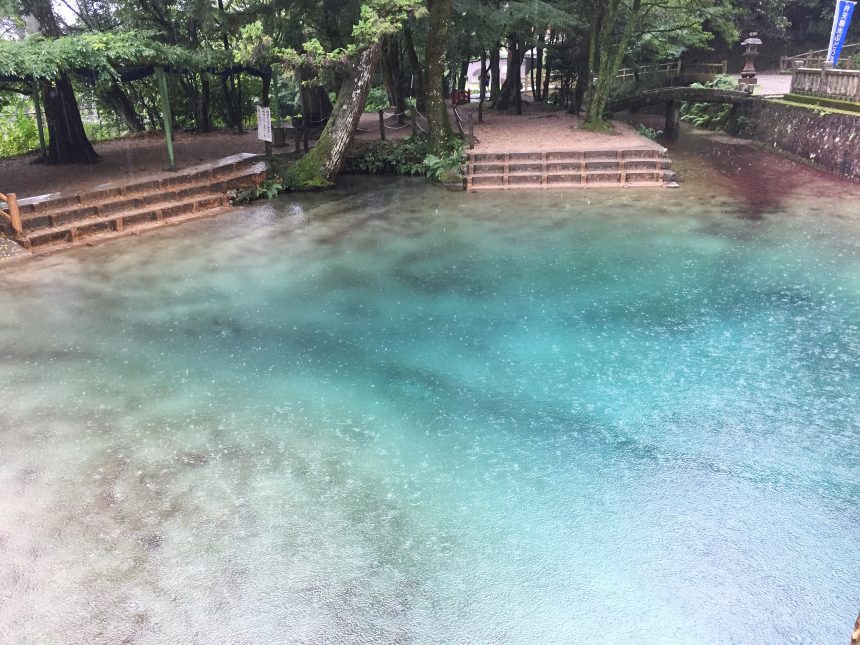 コバルトブルーの池が美しい、山口県「別府弁天池」