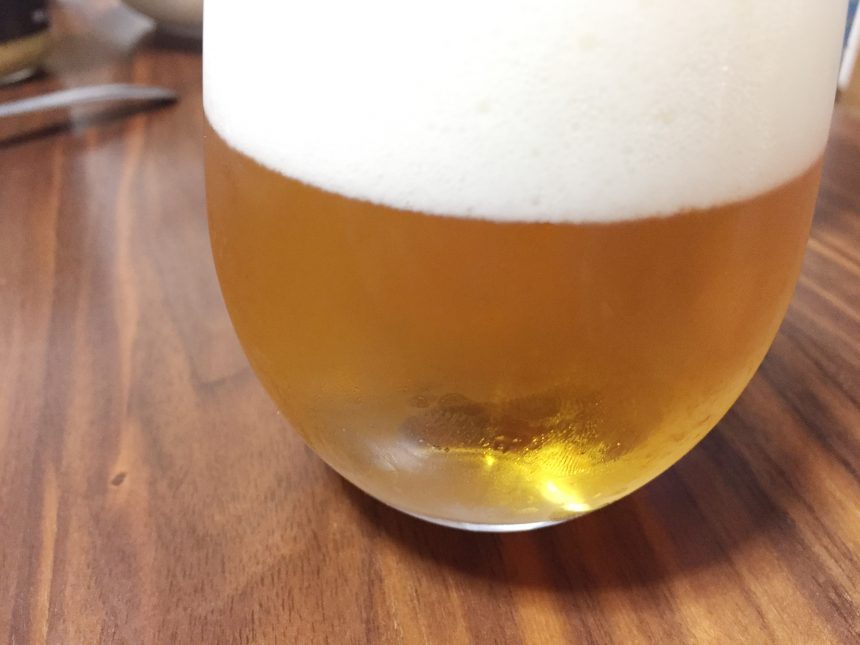 泡でフタをしたビール