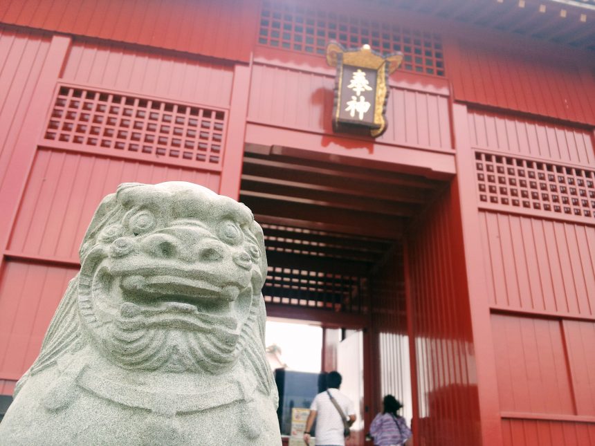 奉神門の前に鎮座する狛犬。バックに奉神門。