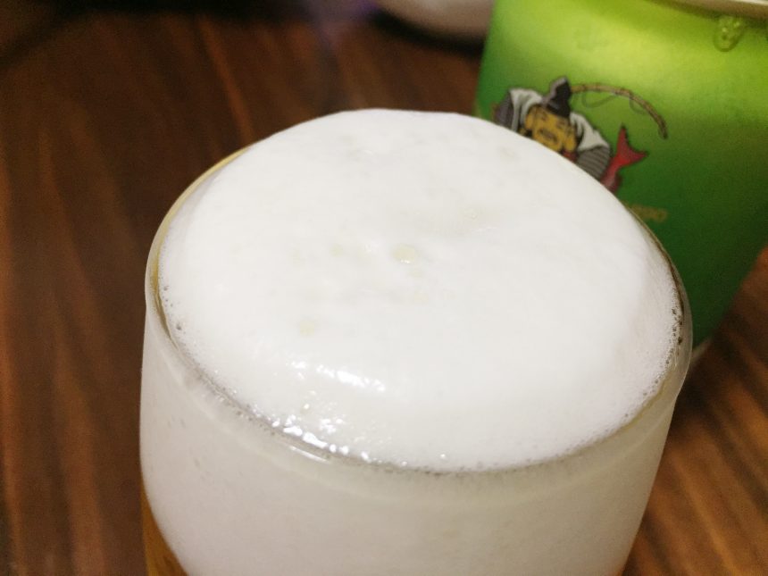 表面張力（じゃないけどｗ）のようにグラスの上に前で大きく膨らんだビールの泡。クリーミーなのでこぼれない。