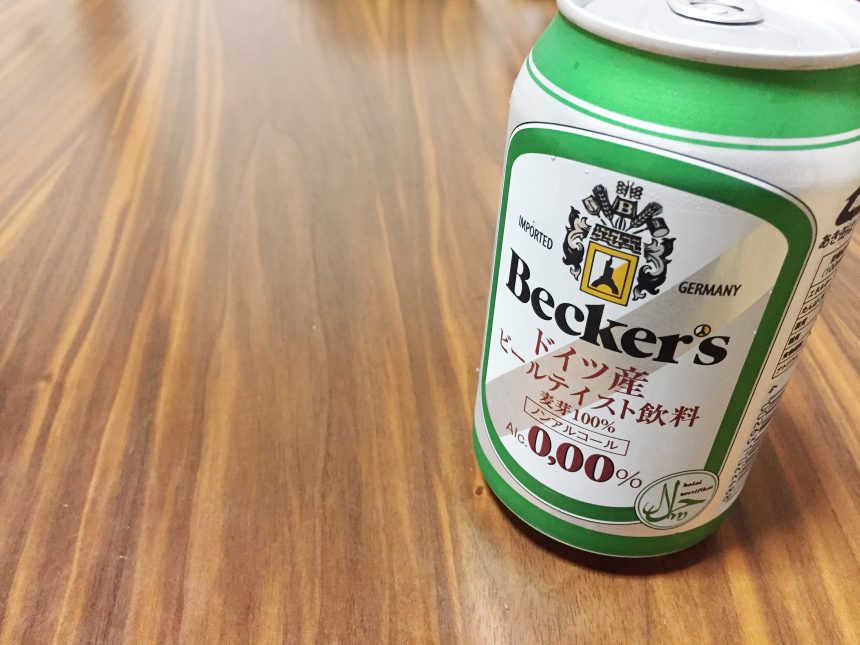 机にたてらてたBecker'sのグリーンの缶