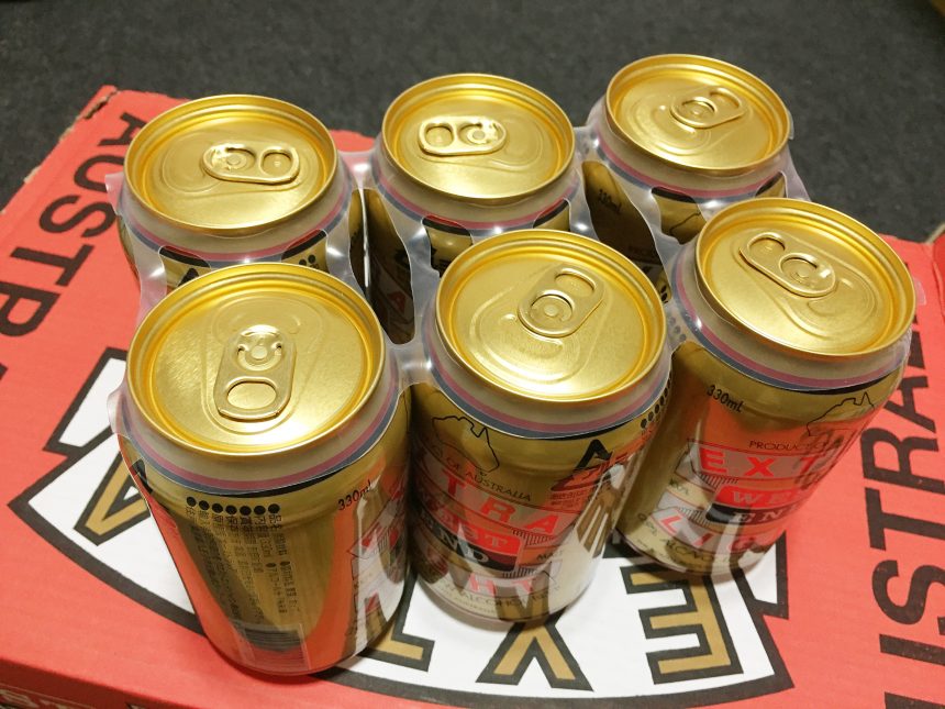 日本のビールなどでは見かけない、プラスチック製の6缶をまとめるバンド