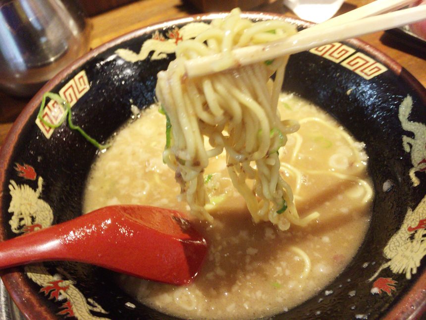 丼から持ちあげた中太ちぢれ麺