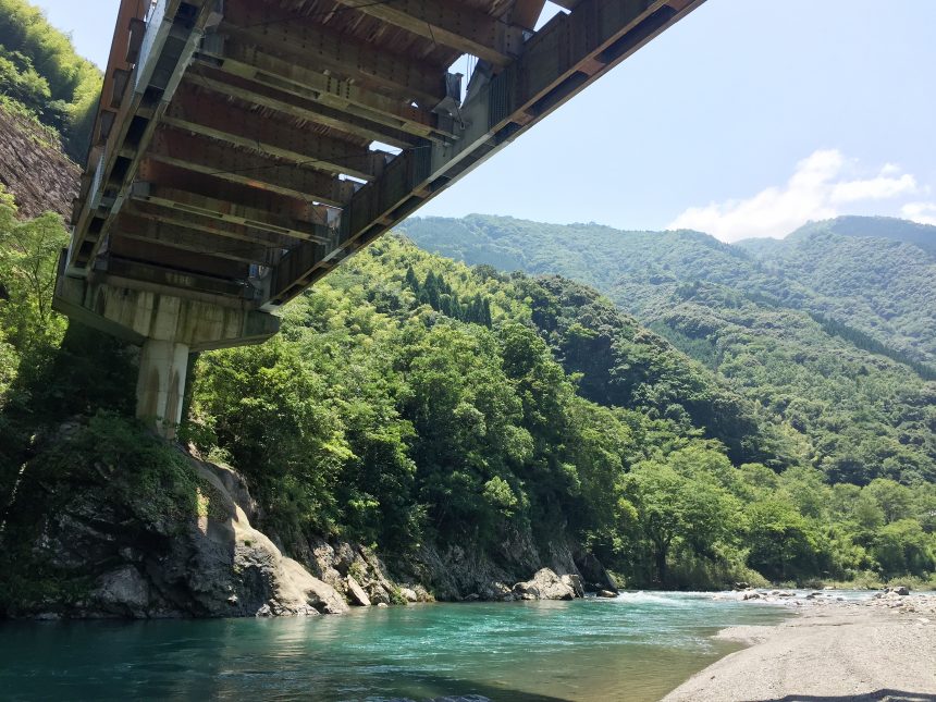 かりこぼうず大橋の下に広がるキレイな川