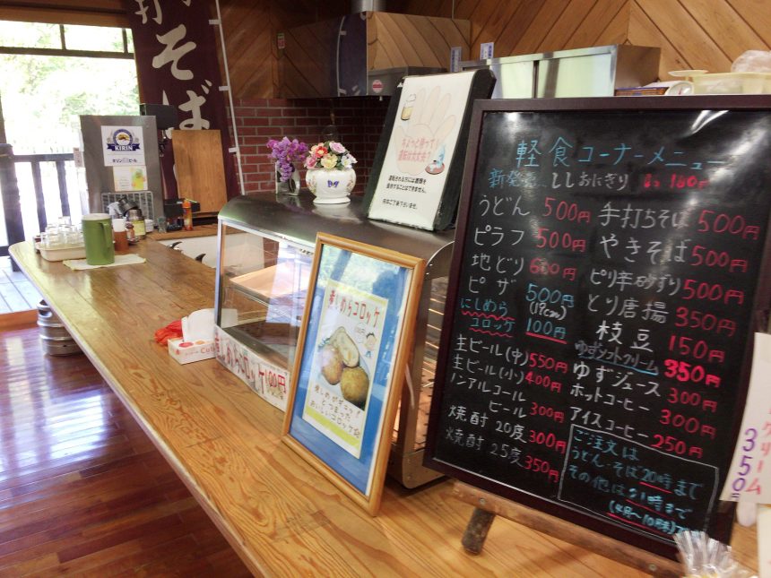 休憩スペースでは、生ビールやかんたんなおつまみも食べられる。西米良コロッケなどの特別メニューもあり。