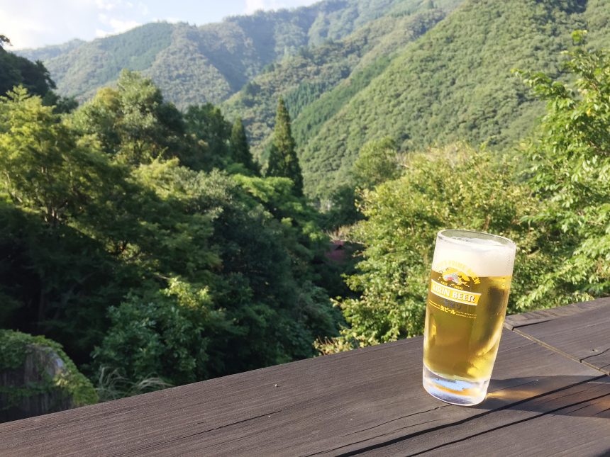 入口の奥から出たウッドデッキで生ビール