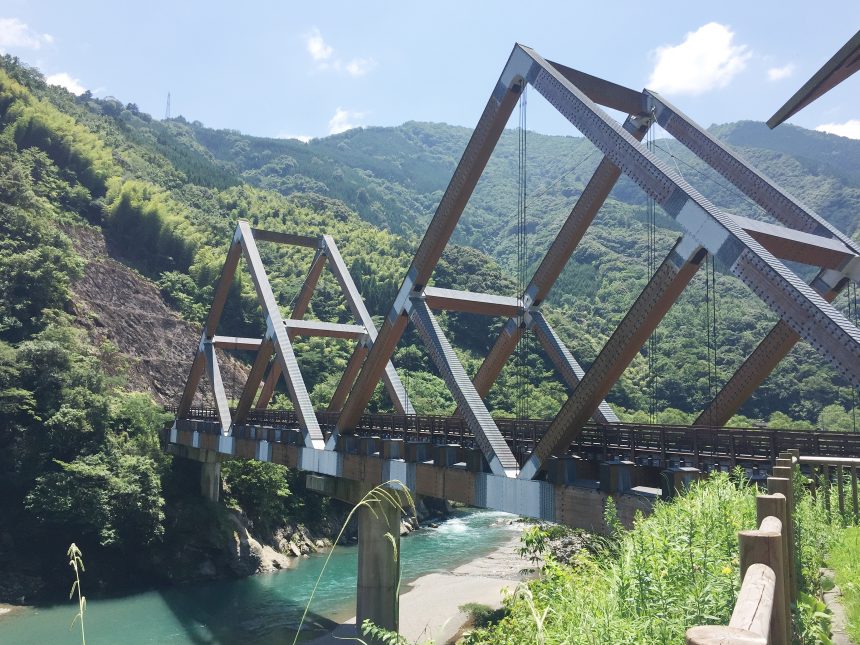 かりこぼうず大橋。木造車道橋としては日本一を誇る。