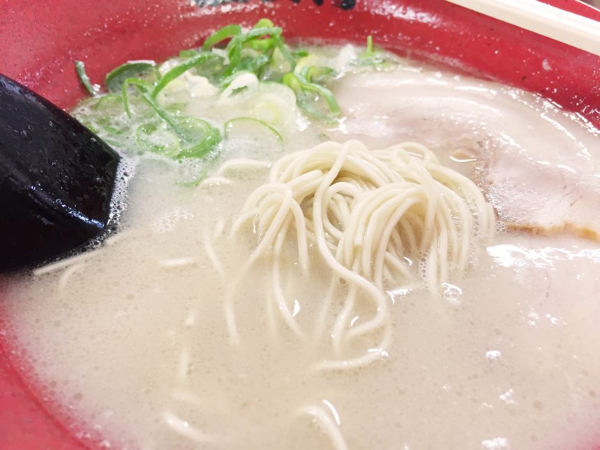 博多ラーメンの細麺ストレート