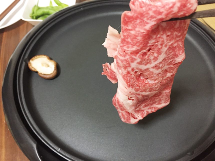 ホットプレートの上で焼こうとしている和牛の図。