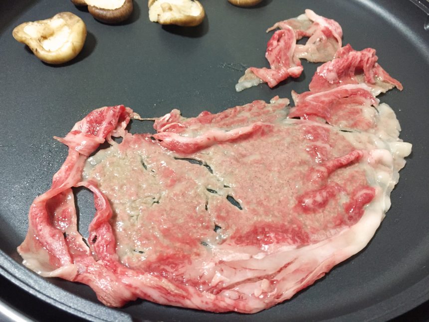 ホットプレートに置いた瞬間溶けだす脂。一瞬で焼ける肉。