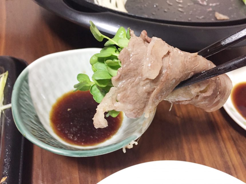 カイワレ巻きお肉をポン酢につけるの図。