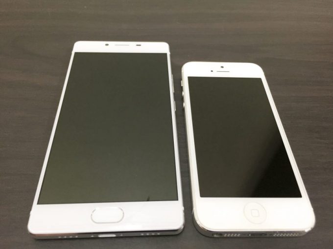 SAMURAI麗（REI）の横にiPhone5を並べてみて比較した状態。画面がかなり大きい画面。