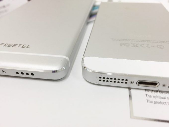 SAMURAI麗（REI）の横にiPhone5を並べてみて比較した状態。アルミ削りだしのエッジ部分が似ている。