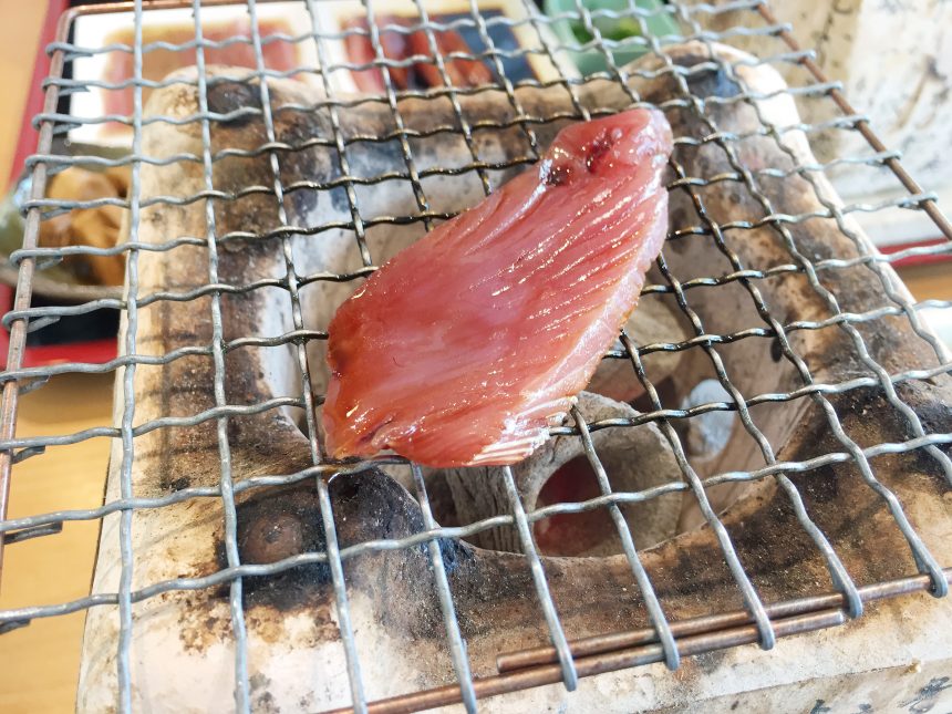 炭焼き網にのせた生カツオ