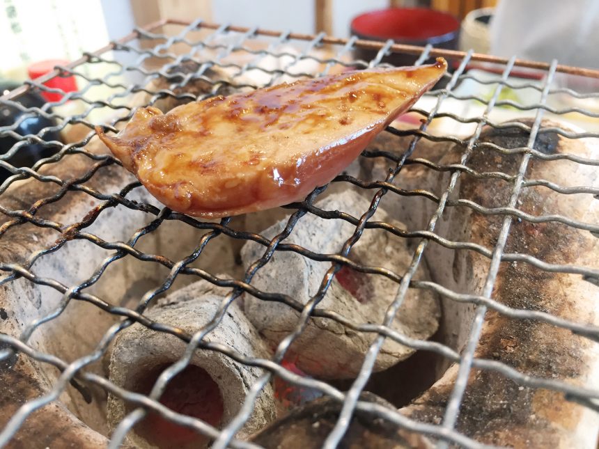 網の上で焼いているカツオ