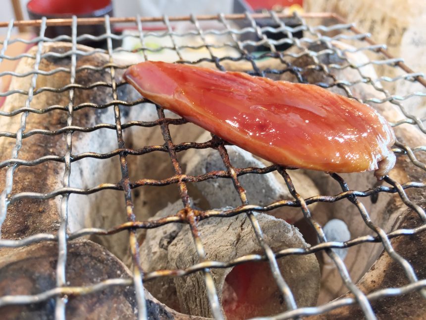 網の上で焼いているカツオ