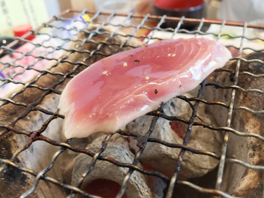 網の上で焼いているカツオ