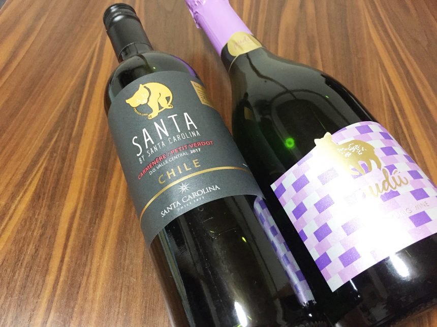 机に並べられたSANTA（赤ワイン）とpudu（シャンパン）のボトル