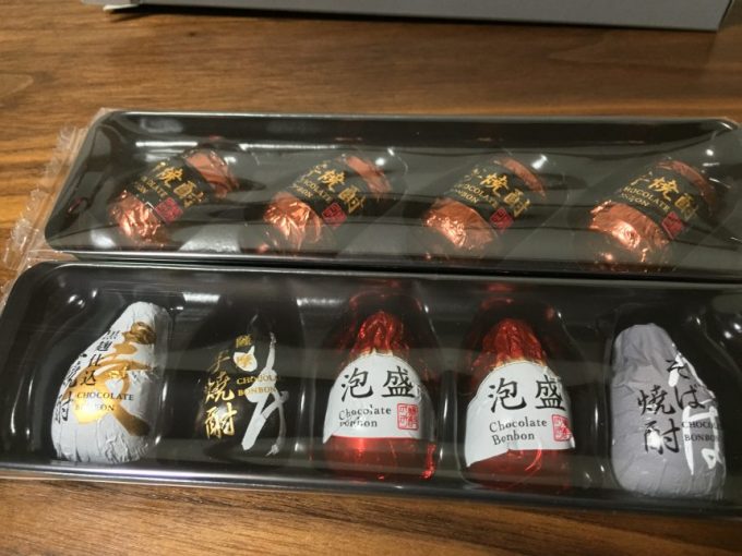 箱から取り出した、焼酎チョコレート。小さいボトル型のチョコレートが並んでいてかわいらしい。