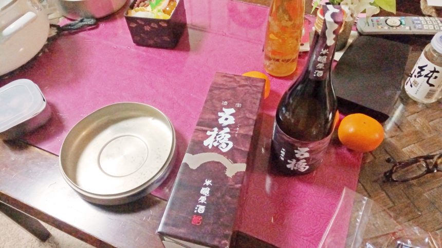 テーブルにのせられた山口県の日本酒「五橋