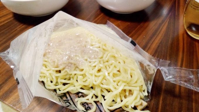 冷凍めんをチンすると、骨粉っぽいドロドロの塊が。