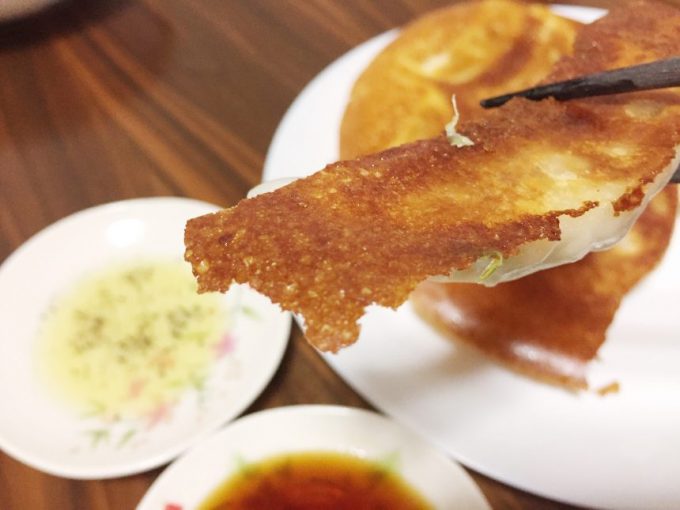 名寝つき餃子を箸に持った状態。