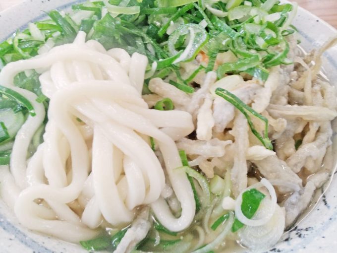 ねぎをかき分けてでてきたうどんの麺