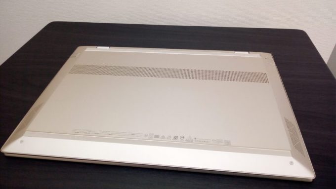 envy13をひっくり返した状態。底面