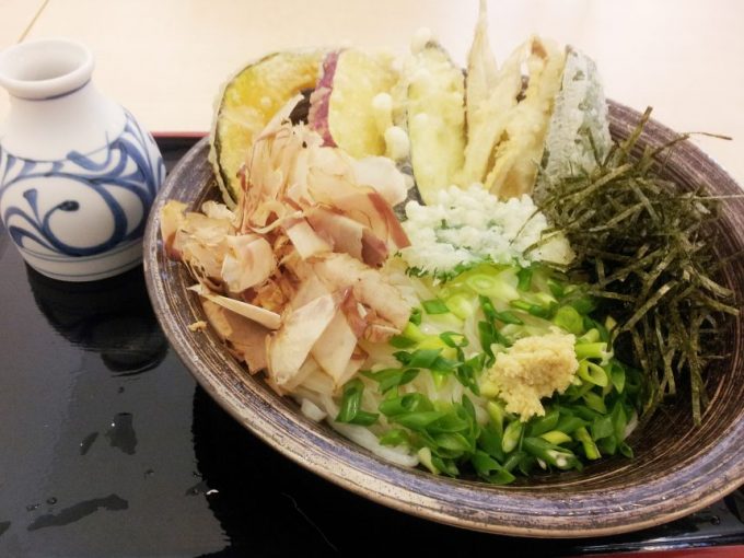 神宮屋勘助の野菜天ぶっかけうどん。かなりビジュアルもよくおいしそう。