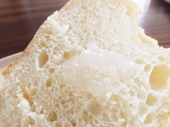 自家製国産小麦パンにぬったココナッツオイル