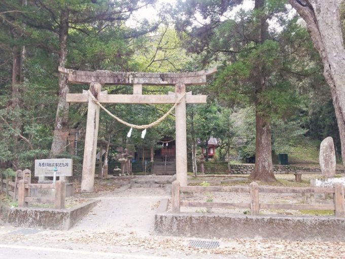 巨田神社の鳥居。奥に社殿が見える。