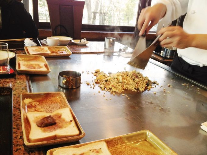 鉄板の上でジュージュー炒めて作ってくれる、お肉のうまみ凝縮チャーハン