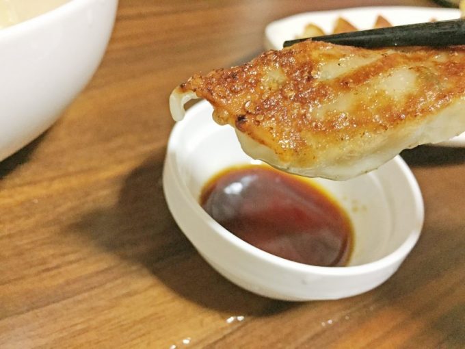 箸で餃子をもちあげる