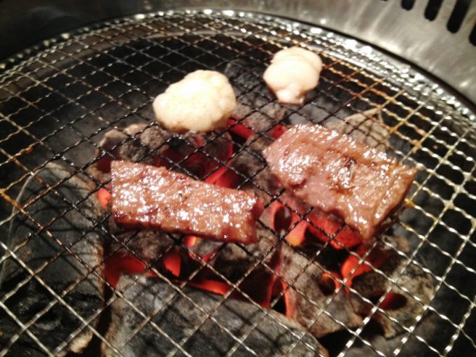 網の上で焼かれているハラミとホルモン