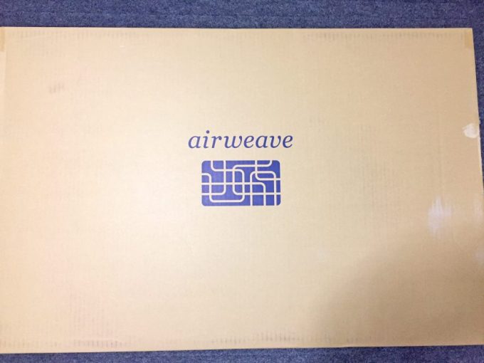 airweaveのロゴがかかれたダンボール