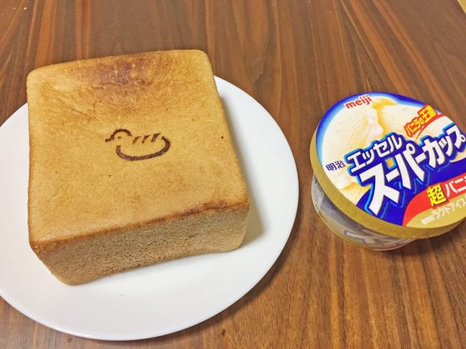 超厚切りにした食パン（九州パンケーキ）とエッセルスーパーカップバニラ