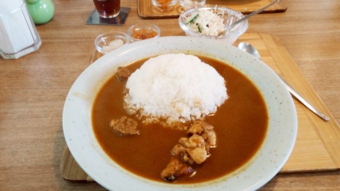 ルーデリーのチキンカレー、サラダ、らっきょう