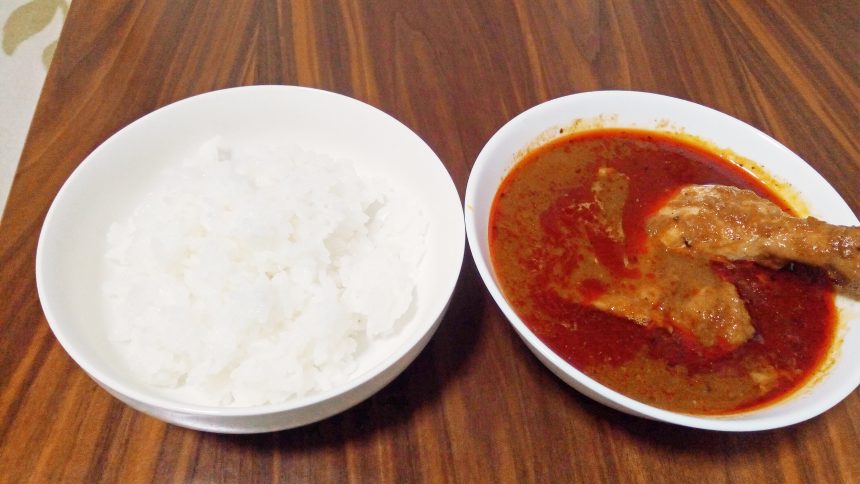 完成したスープカレー。ごはんとグルフリスープカレー